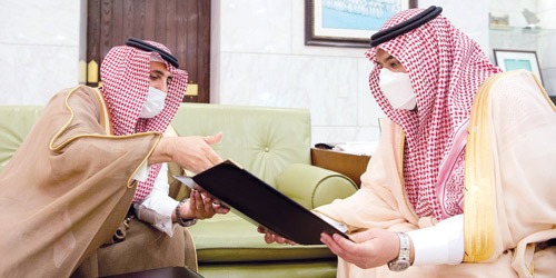 الأمير محمد بن عبدالرحمن اطلع على تقرير فرع الموارد البشرية بالرياض 