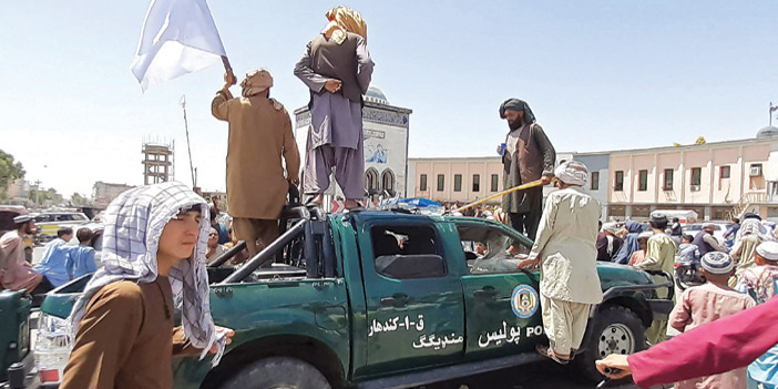  عناصر طالبان أثناء دخولهم إحدى المدن الأفغانية في شمال البلاد