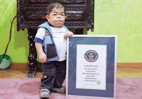 «غينيس»: الكولومبي هيرنانديز أقصر رجل في العالم 