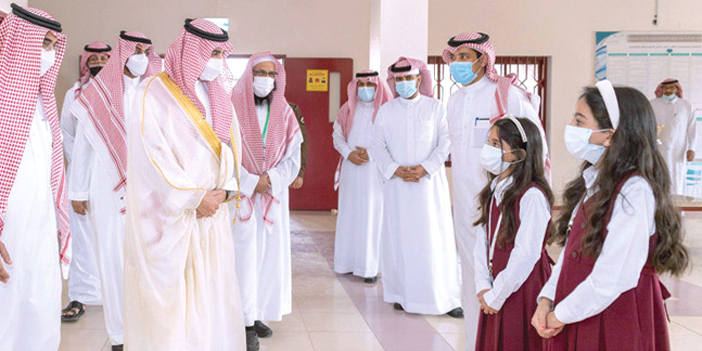 أمير منطقة الجوف يزور المدارس ويشارك في تسليم الطلاب الكتب 