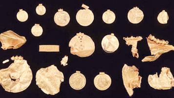 عالم آثار يعثر على كنوز ذهبية عمرها 1500 عام 