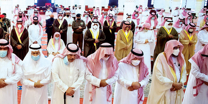  أمير منطقة الرياض بالنيابة يؤدي الصلاة على الأميرة دلال بنت سعود