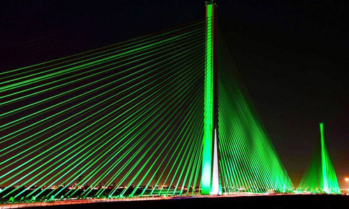 «النقل» تضيء الجسر المعلق باللون الأخضر 