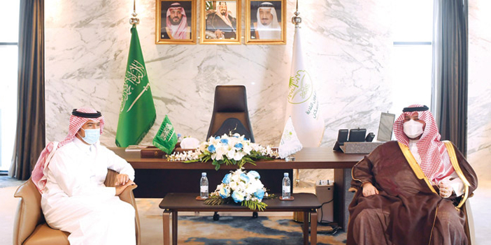 الأمير تركي بن محمد ووزير الشؤون البلدية يشهدان توقيع الاتفاقيات 