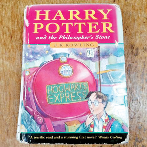 بيع نسخة أولى من كتاب هاري بوتر 