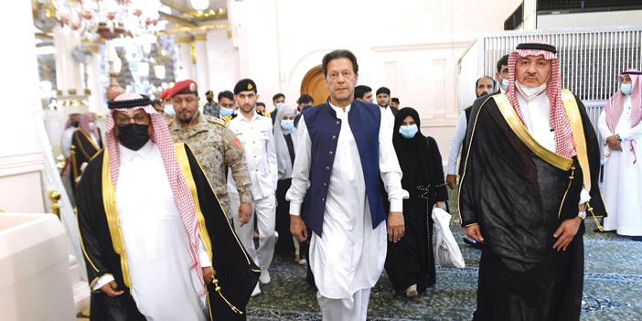  رئيس الوزراء الباكستاني لدى زيارته المسجد النبوي
