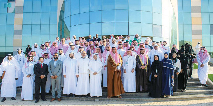 الأمير سعود بن خالد يكرم خريجي البرنامج المتقدم للأداء الحكومي المتميز 