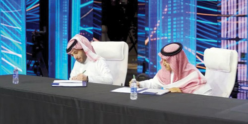  تركي آل الشيخ ووليد آل إبراهيم خلال توقيع الاتفاقية