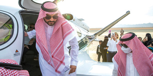  الأمير فيصل بن فهد يتفقد إحدى الطائرات