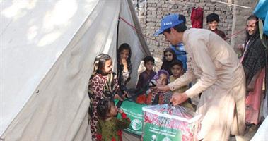مركز الملك سلمان للإغاثة يوزع 3.654 حقيبة شتوية للمتضررين من الزلزال بمنطقة هرنائي بإقليم بلوشستان الباكستانية 