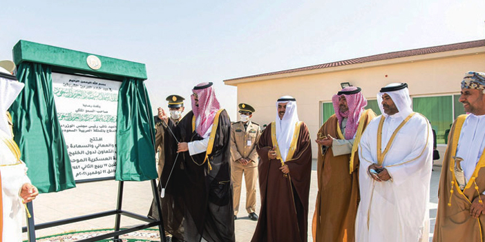  الأمير خالد بن سلمان مزيحاً الستار عن اللوحة التذكارية خلال افتتاحه