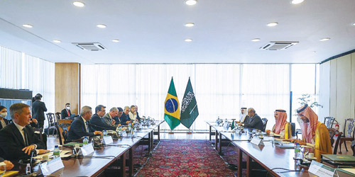  وزير الخارجية خلال جلسة المباحثات مع عدد من الوزراء البرازيليين