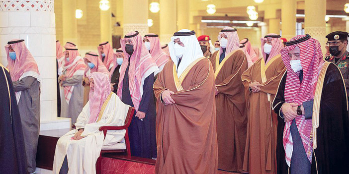 أمير منطقة الرياض بالنيابة يؤدي صلاة الميت على الأمير نهار بن سعود 