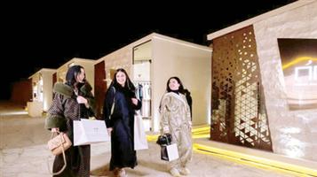 زوار «العاذرية» يظهرون أناقة اللباس الشتوي السعودي 