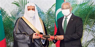 رئيس المالديف يقلد د. العيسى وسام الشرف 