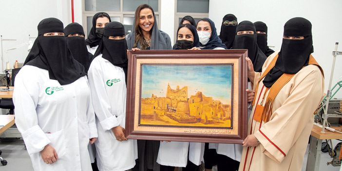  الأميرة لمياء تتوسط عددا من الحرفيات السعوديات