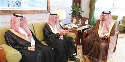 الأمير فيصل بن بندر يستقبل رئيس وأعضاء مجلس إدارة جمعية أعمال للتنمية الأسرية 