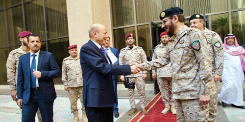 رئيس مجلس القيادة الرئاسي اليمني يزور قيادة القوات المشتركة 