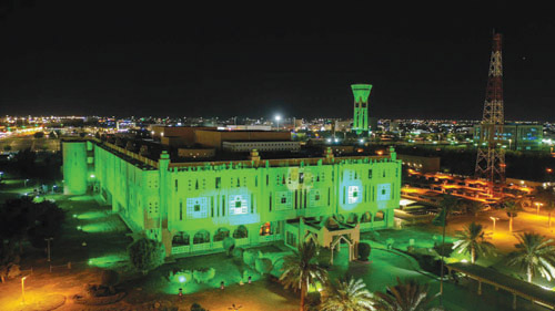 مبنى إمارة منطقة تبوك يتوشح باللون الأخضر 