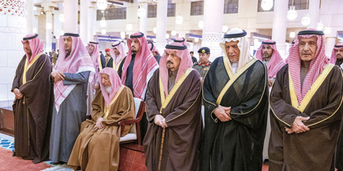 أمير منطقة الرياض يؤدي الصلاة على الأمير عبدالإله بن سعود 