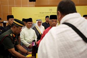 ملك ماليزيا يحضر مراسم توديع الحجاج المستفيدين من مبادرة «طريق مكة» 