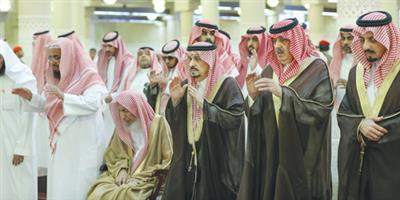 أمير منطقة الرياض يؤدي الصلاة على الأميرة موضي بنت محمد بن سعود الكبير 