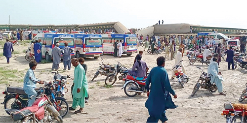 مقتل 15 شخصاً جراء خروج قطار عن القضبان في باكستان 