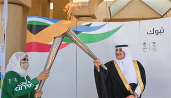 أمير منطقة تبوك يتسلّم شعلة النسخة الثانية لدورة الألعاب السعودية 2023 