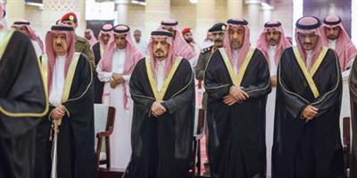 أمير منطقة الرياض يؤدي الصلاة على والدة الأميرمحمد بن مشاري 