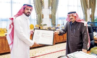 أمير الرياض يستقبل الممرض السعودي الحاصل على أعلى وسام من لجنة الصليب الأحمر الدولية 