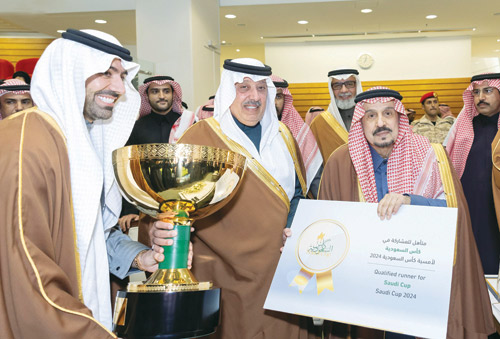 أمير الرياض يسلم الأمير متعب بن عبدالله كأس الملك المصنف دوليا