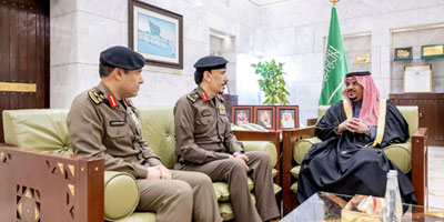 الأمير محمد بن عبدالرحمن يستقبل مدير شرطة الرياض ونائبه 