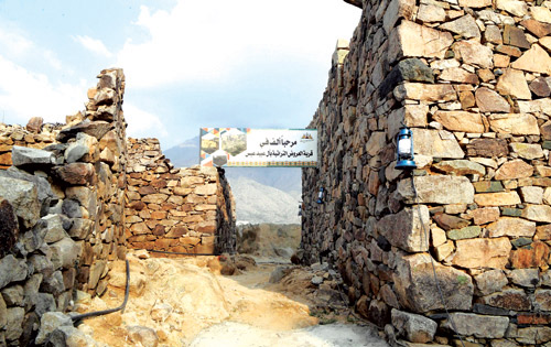 الحنين للماضي يقود أهالي قرية تراثية بعسير إلى إعادة تأهيلها 