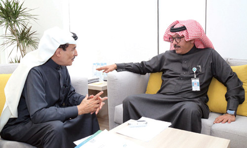  مدير المركز السعودي لزراعة الأعضاء يتحدث للزميل القحطاني
