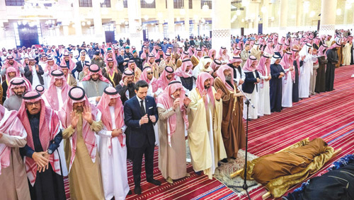  أمير منطقة الرياض يؤدي الصلاة على الأمير ممدوح بن سعود وخالد السيف