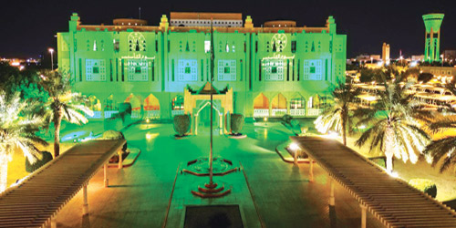 مبنى إمارة منطقة تبوك ‏يتزين بشعار التأسيس واللون الأخضر احتفاءً بيوم التأسيس 