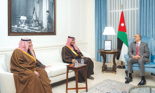 رئيس الوزراء الأردني مستقبلا وزير الإعلام