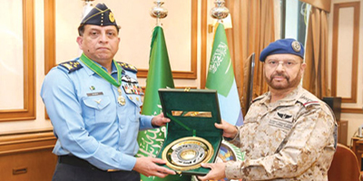 صدور موافقة خادم الحرمين على: منح رئيس أركان القوات الجوية الباكستانية وسام الملك عبدالعزيز 