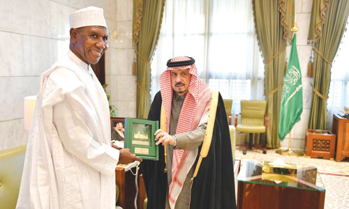  أمير منطقة الرياض خلال استقباله سفير نيجيريا