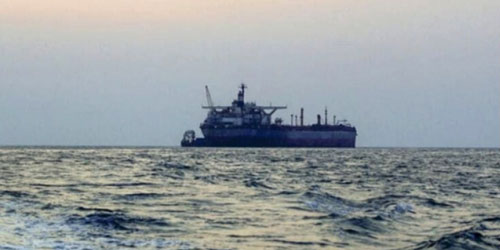 استهداف سفينة أميركية بعدد من الصواريخ في البحر الأحمر 