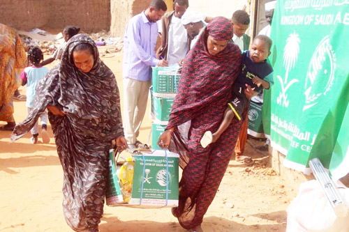 مركز الملك سلمان يوزع 1.100 سلة غذائية بولاية النيل الأبيض في السودان 
