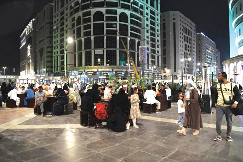 مساحات مفتوحة جوار المسجد النبوي تجمع الآلاف من مختلف الجنسيات 