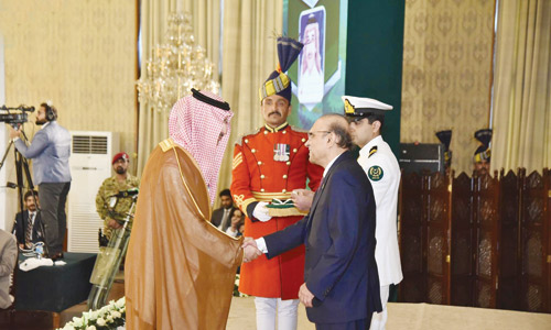 الرئيس الباكستاني يمنح وسام «هلال قائد أعظم» للرئيس التنفيذي للصندوق السعودي للتنمية 