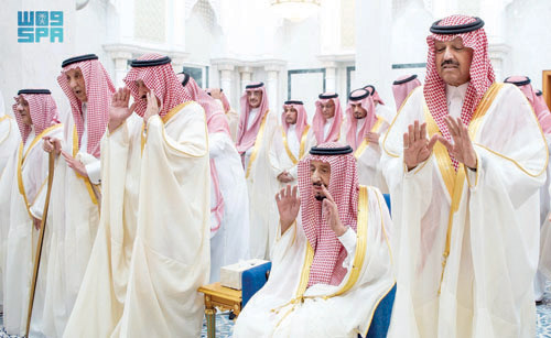  خادم الحرمين الشريفين يؤدي صلاة العيد في قصر السلام بجدة