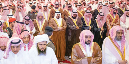 نائب أمير الرياض يؤدي صلاة الميت على فهد بن دليم 
