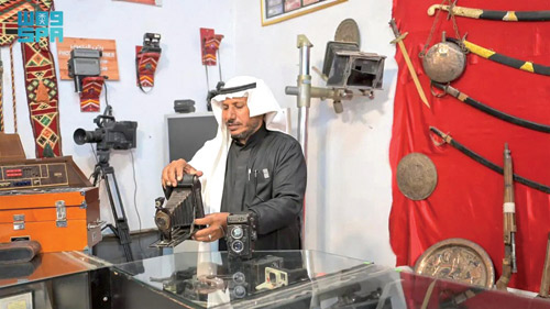 كاميرات نادرة توثق تاريخ الإعلام السعودي في متحف «حسمى» 