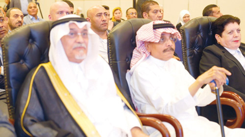  الزميل عبدالعزيز الشرقي بجانب الأستاذ فهد المالك في حفل التكريم