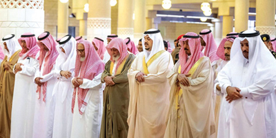نائب أمير منطقة الرياض يؤدي الصلاة على عبداللطيف آل الشيخ 