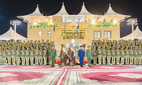 وزير الدفاع يرعى تخريج طلبة كلية الملك عبدالله للدفاع الجوي 