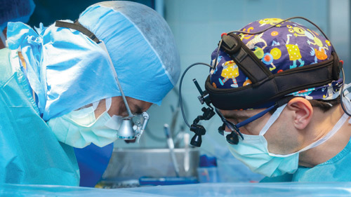 Pacemaker permanente impiantato con successo in neonata di 2 kg al King Faisal Specialist Hospital di Riyadh